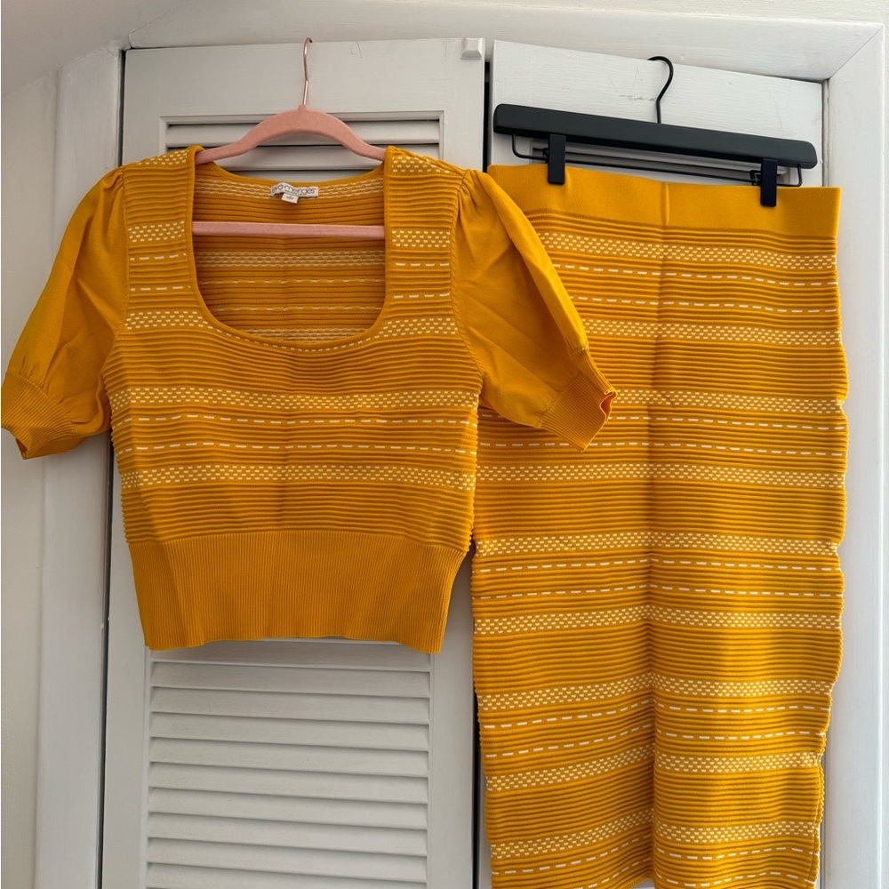 Eva Mendes Size M Yellow Striped Two-Piece Pencil Skirt Set
